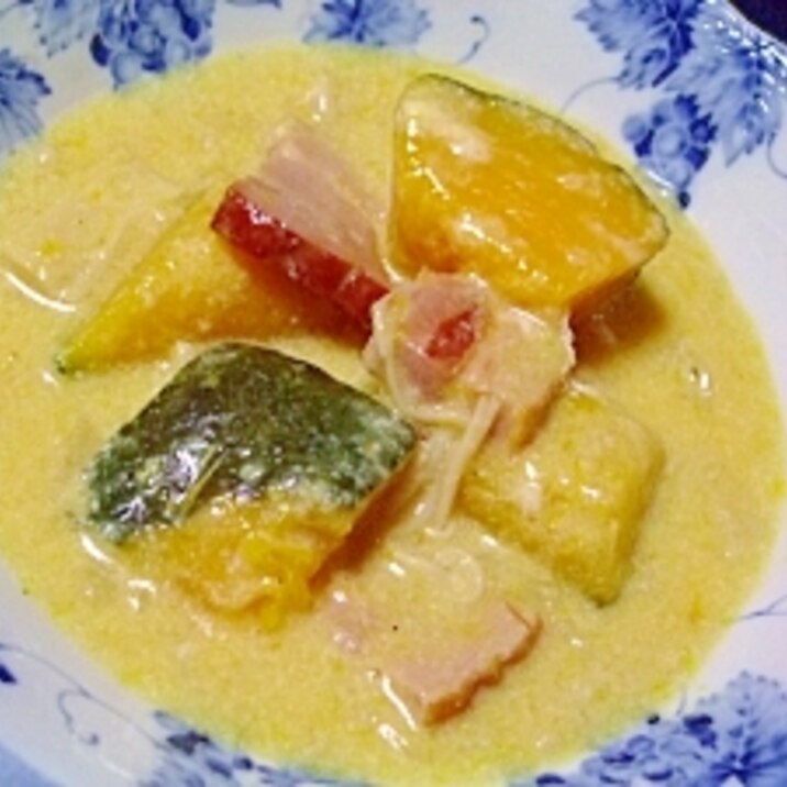 チーズ風味カボチャとベーコンとしめじのミルクスープ